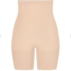 NWT SPANX Higher Power Short